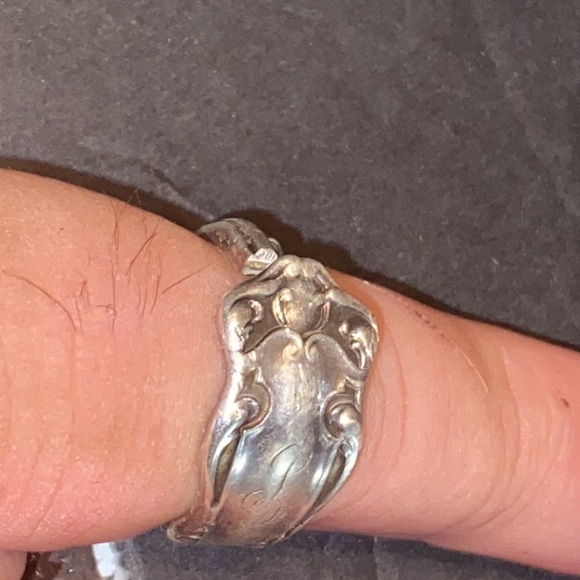 Vintage 1920s spoon ring engraved with an L handmade size 8 - Picture 2 of 2